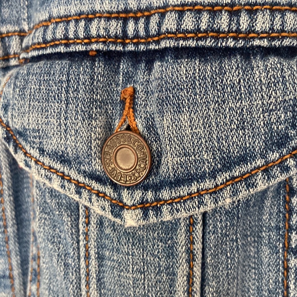 Levi’s Denim Jacket Women Cropped Trucker Light Wash Fitted Jean Jacket Medium - Picture 9 of 14